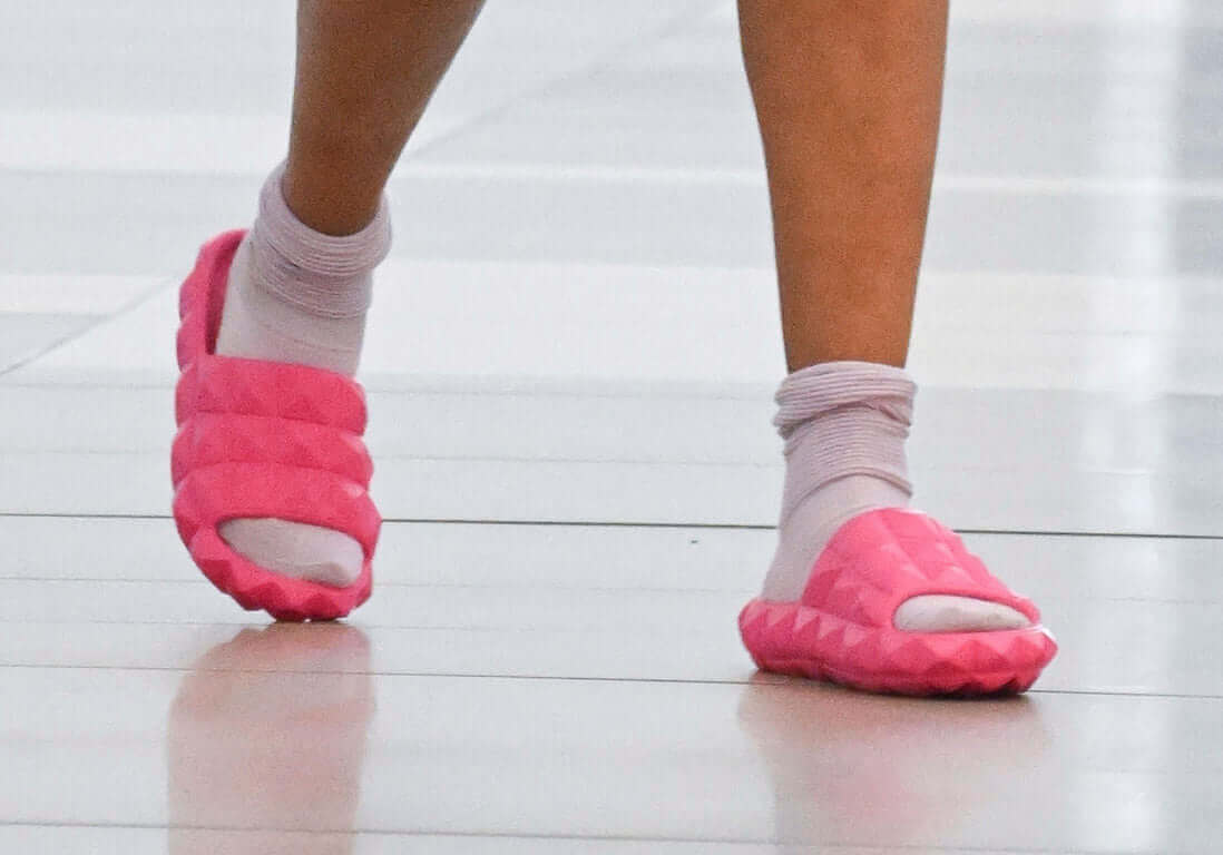 claquettes chaussettes portées avec style