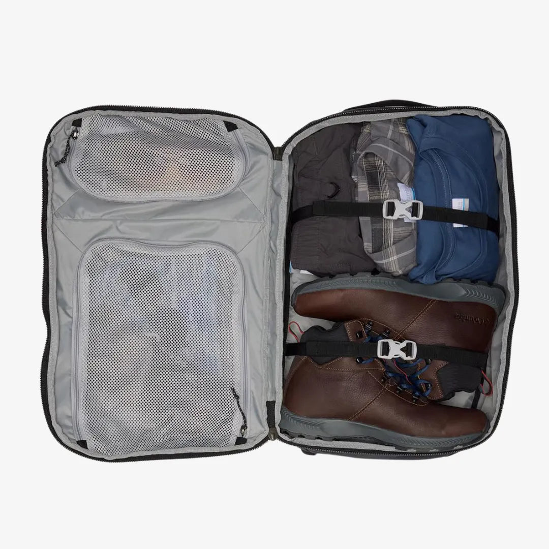 Columbia Landroamer™ Travel Sac À Dos ouvert, montrant des vêtements et des chaussures organisés à l'intérieur.