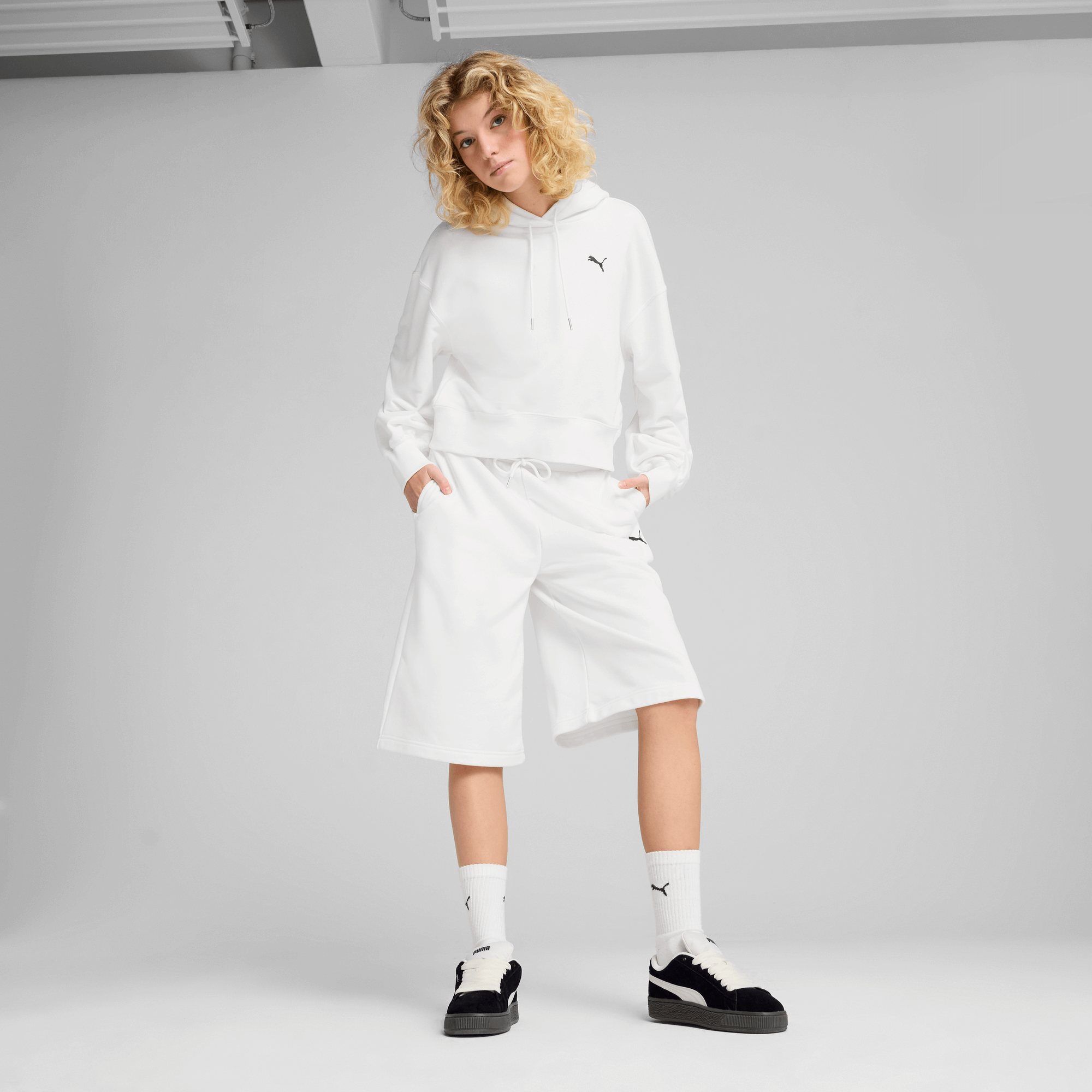 puma wardrobe ess relaxed cropped hoodie tr adultes femme hoodies blanc