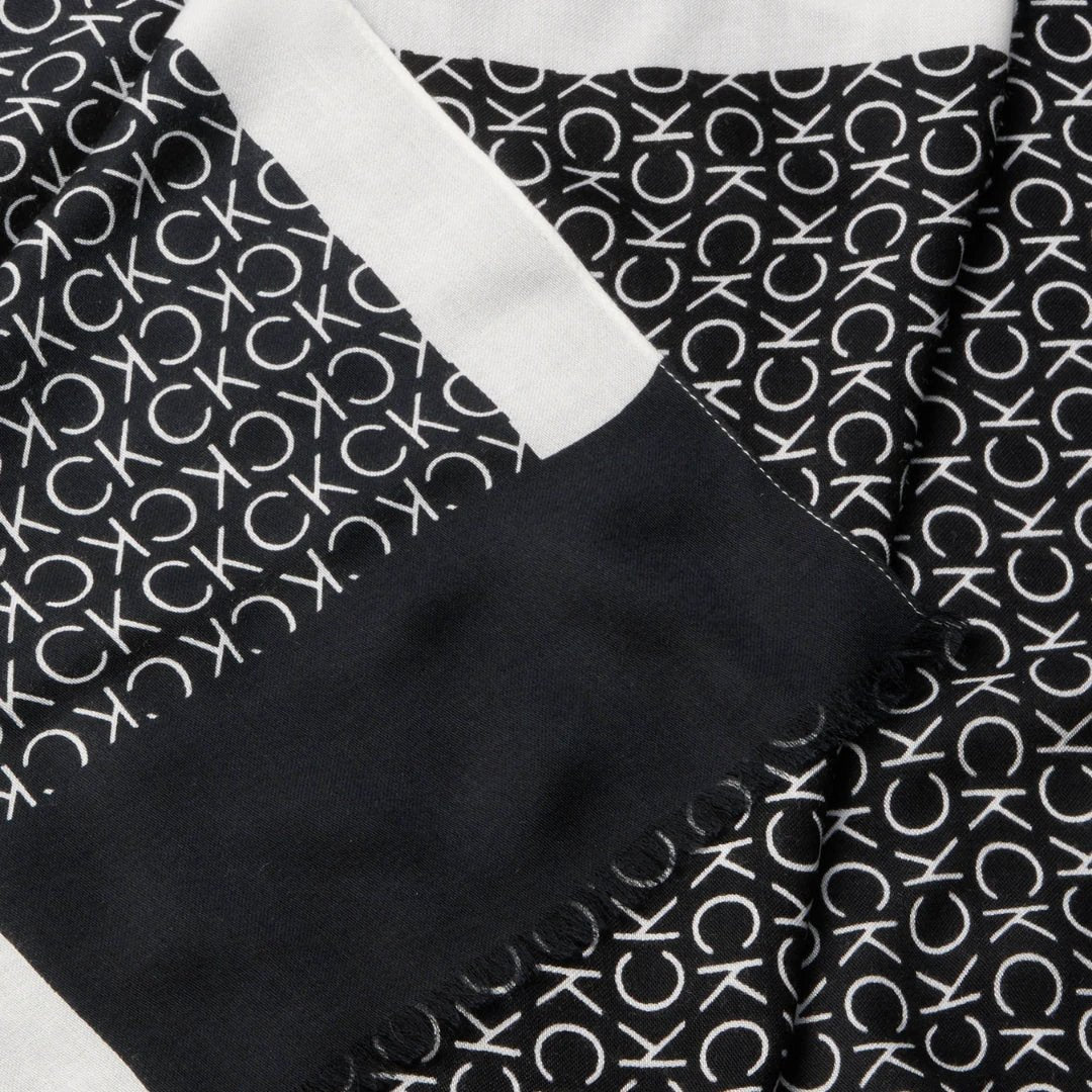 Écharpe Aop Minimal Logo Shwl 70 X de Calvin Klein, imprimé monogramme distinctif sur fond noir.