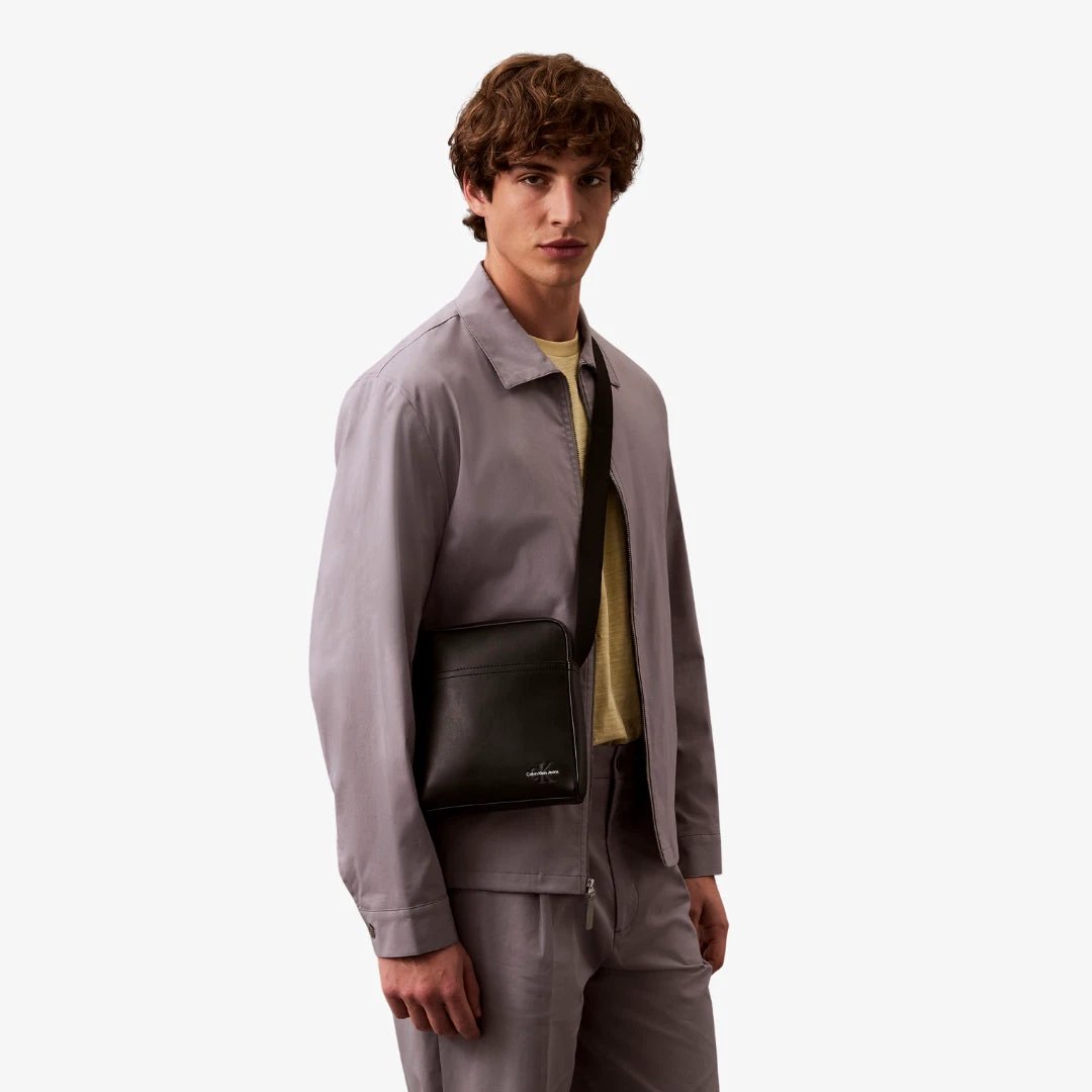 Mono Logo Reporter 18 Sacs À Main by CALVIN KLEIN