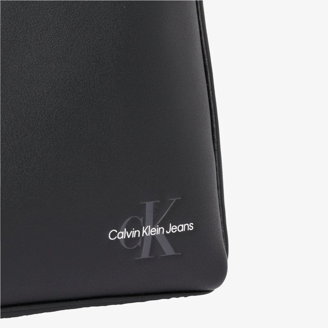 Mono Logo Reporter 18 Sacs À Main by CALVIN KLEIN