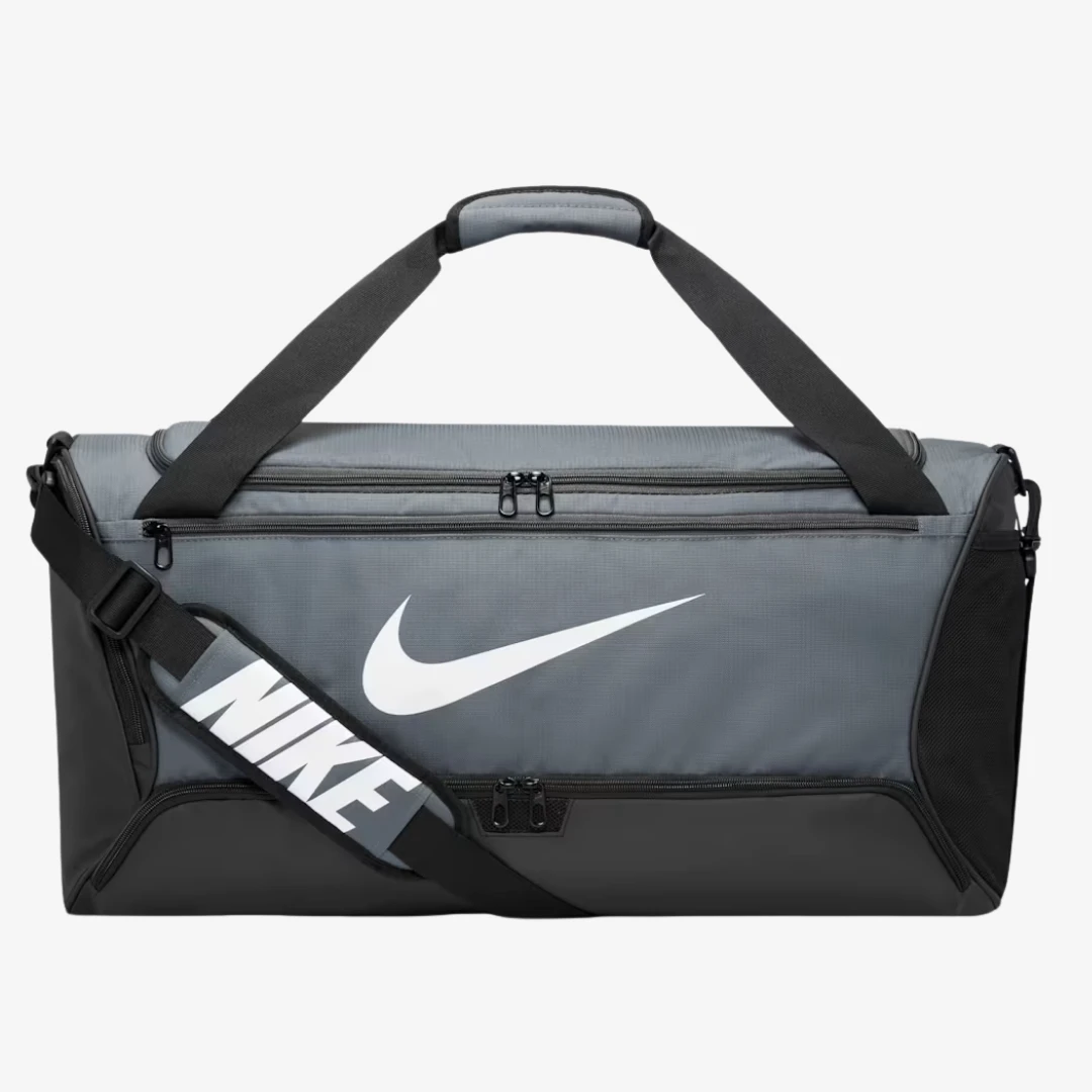 sac de sport Brasilia 60L en gris avec logo Nike large sur le côté.
