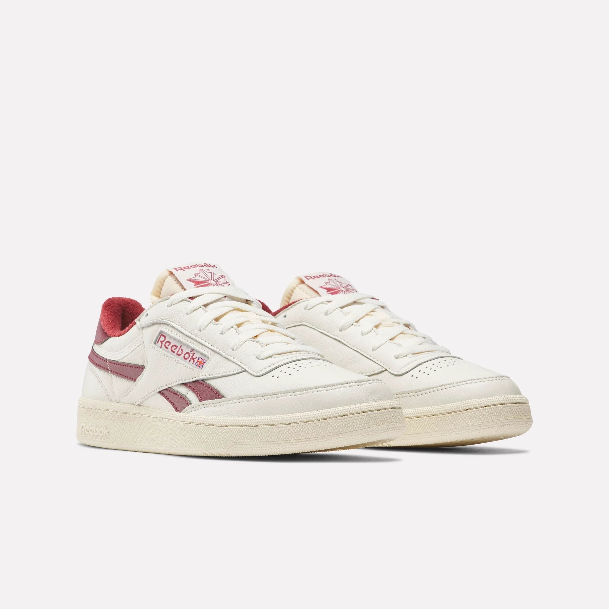 Reebok Club C Revenge Vintage Baskets blanches avec détails bordeaux, parfaites pour le quotidien et le style streetwear.
