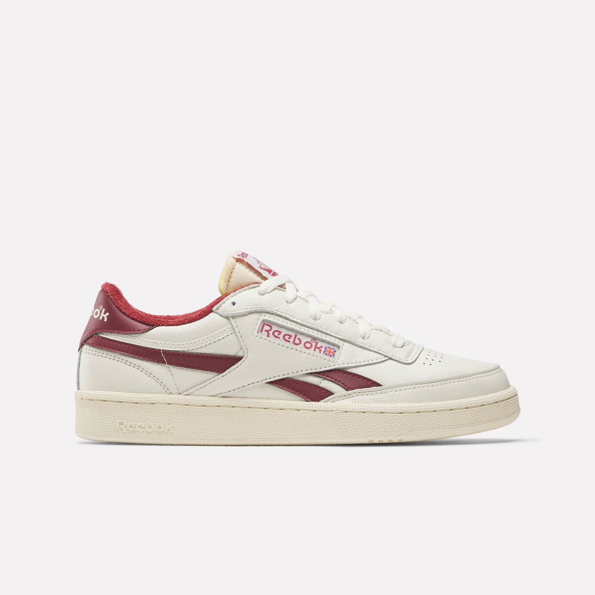 Chaussures Reebok Club C Revenge Vintage blanches avec détails bordeaux, confortables et au style sport classique.