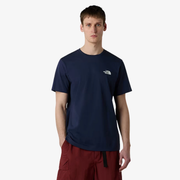 t-shirt simple The North Face porté par un homme, en bleu marine, avec logo en blanc sur la poitrine.