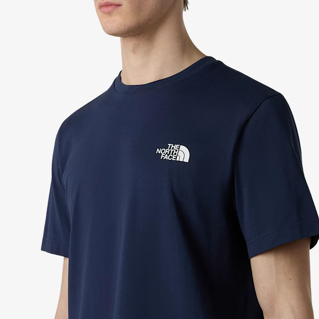t-shirt simple The North Face porté par un homme, couleur bleu marine, avec logo discret sur la poitrine.
