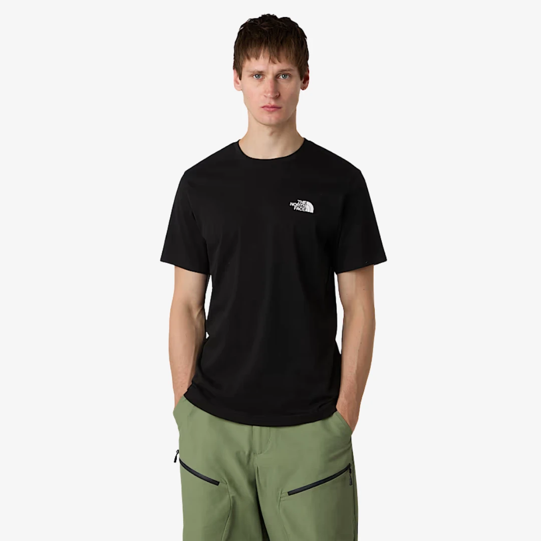 T-shirt North Face confort quotidien porté par un homme, couleur noire, coupe régulière et style classique.