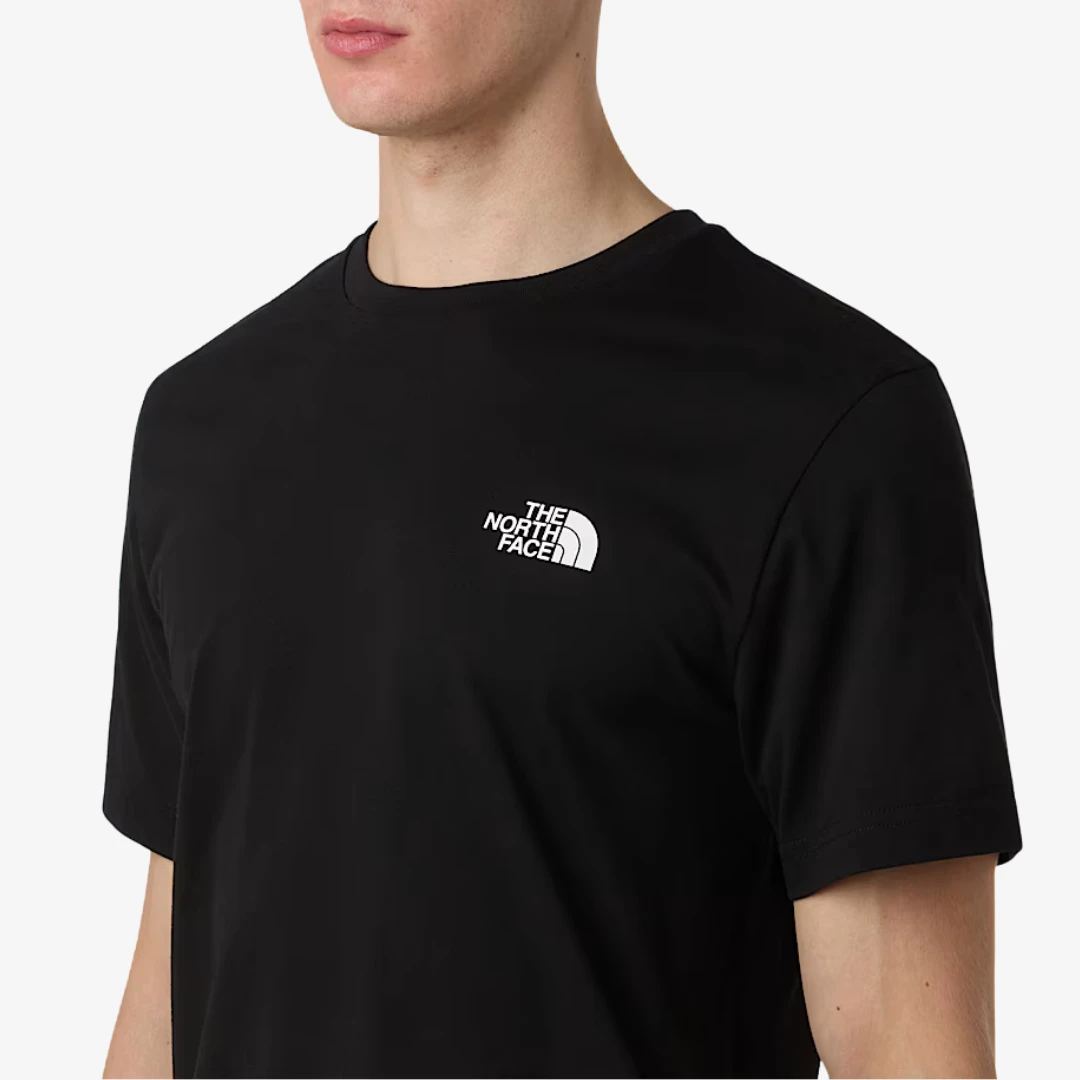 T-shirt North Face confort quotidien en noir avec logo discret sur la poitrine.