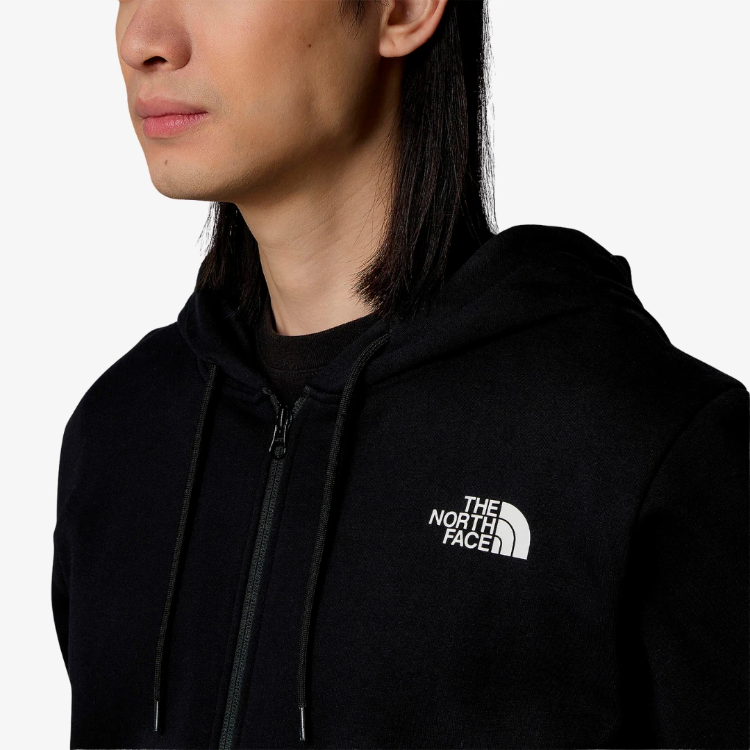 Homme portant un sweat à capuche The North Face Simple Dome avec logo discret sur la poitrine.