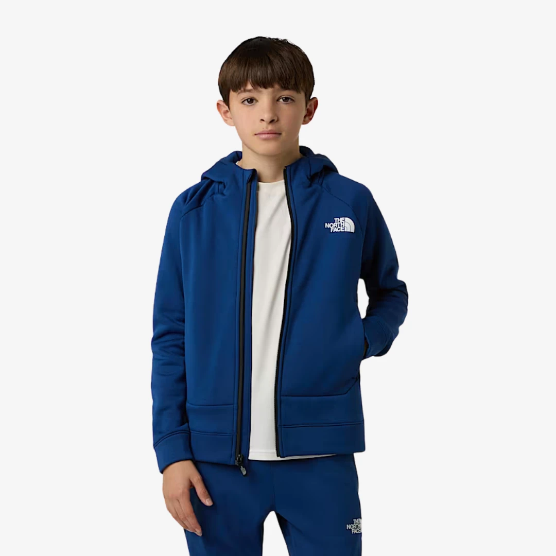 veste de sport zippée North Face portée par un jeune, couleur bleu, avec capuche et poches avant.