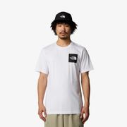 Homme portant un t-shirt North Face confort en blanc, avec un chapeau assorti, affichant un style décontracté.