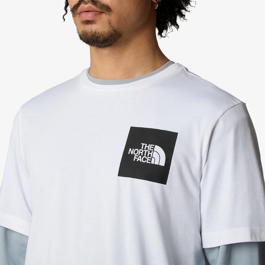 T-shirt North Face confort avec logo noir sur un fond blanc, col rond et coupe régulière pour un style décontracté.