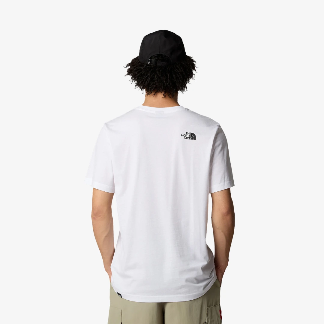 T-shirt North Face confort vue arrière avec logo sur le dos, porté par un homme avec un chapeau noir.