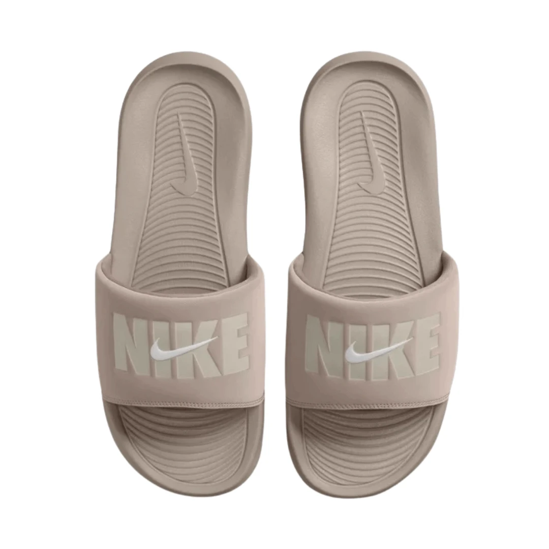 Victori One Se Claquettes by NIKE