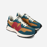 New Balance 327 femmes chaussures, sportives et élégantes, avec des teintes turquoise, marron et rouge.