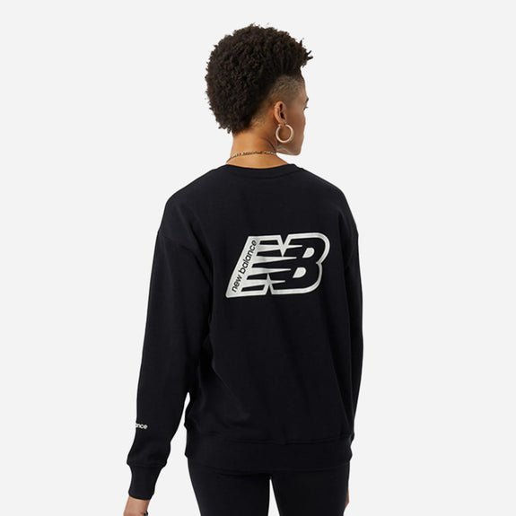 Black New Balance Essentials Crew T-shirt for women featuring oversized fit and logo on the back. Comfort and style in one.