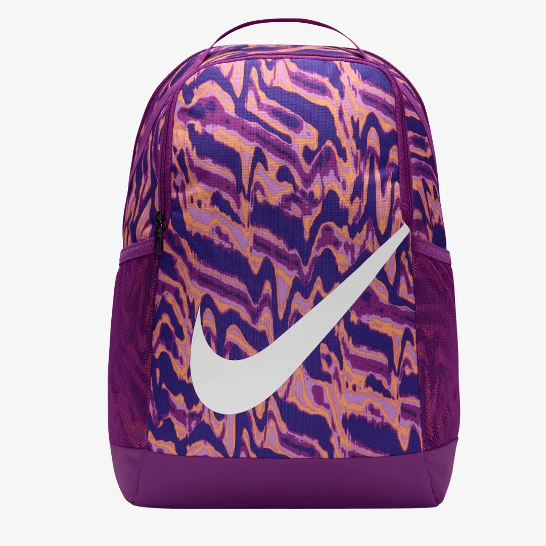 Nike Brasilia Sac À Dos avec design violet et logo emblématique, parfait pour un usage quotidien.