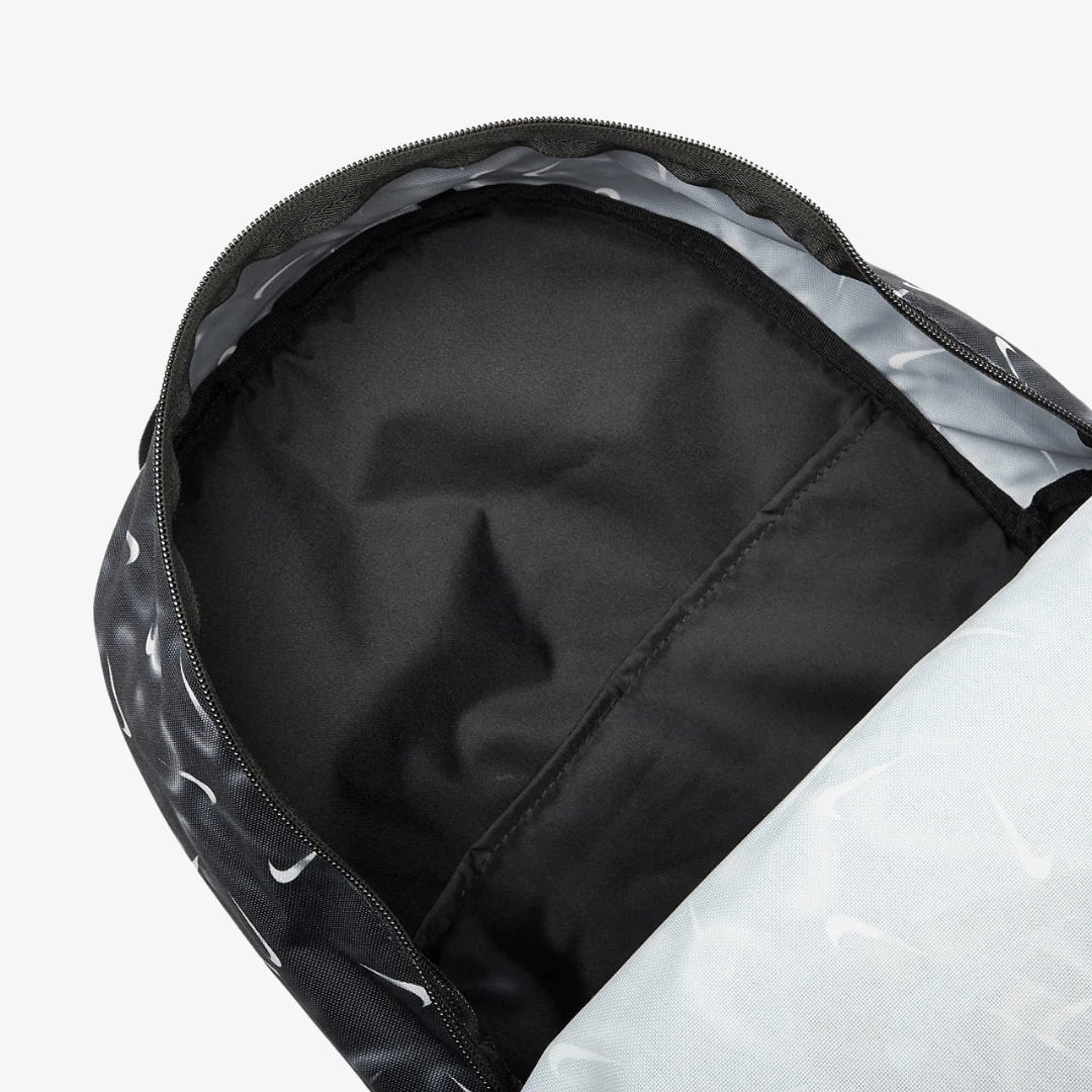 Intérieur du Heritge Sac À Dos de Nike, montrant l'espace de rangement et la doublure pratique.